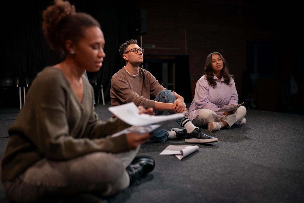 Diferentes momentos da aula de teatro